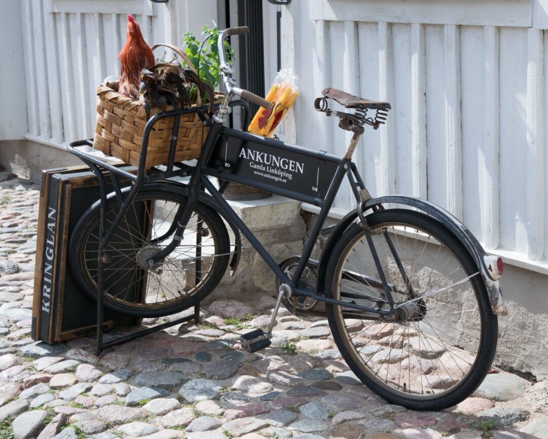 Vid bokhandeln i Gamla Linköping gammal cykel i gamla linköping