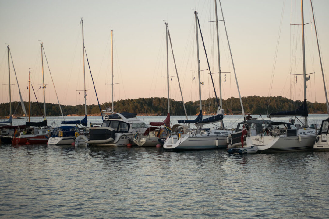 Segelbåtar i kvällsljus segelbåtar i kvälljus